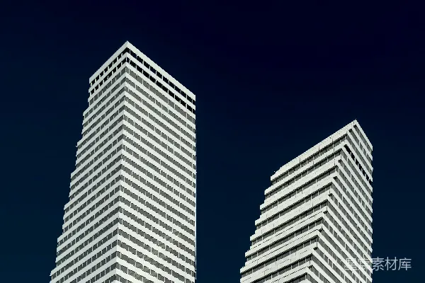 高清摄影 一座高大的钟楼，钟楼建在建筑物的一侧。