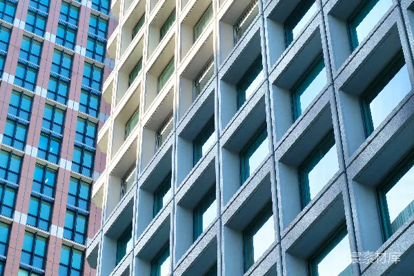 高清摄影 一座非常高的建筑物紧邻另一座非常高的建筑物。