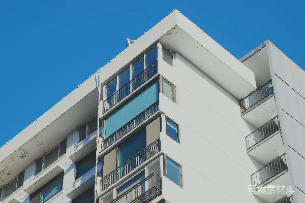 高清摄影 一座高大的白色建筑，有阳台。