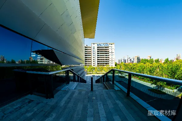 现代建筑带有反射窗户和绿色树木