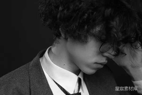 西装领带的男人捂着头