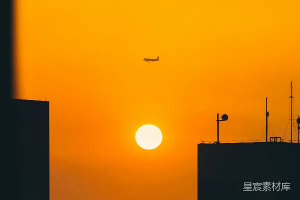 飞机正在夕阳下飞翔于天空中。