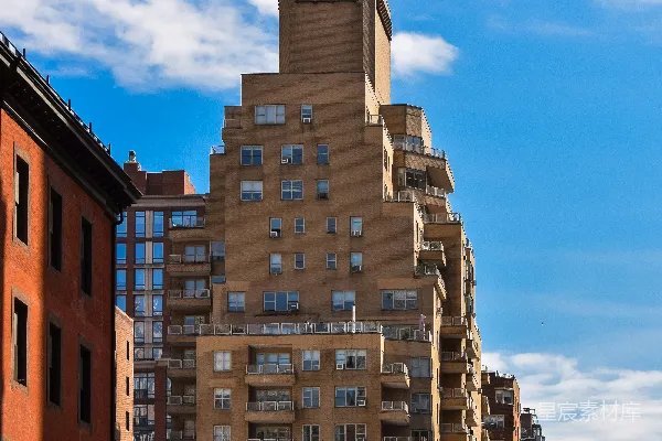 一条被高大建筑物环绕的城市街道，交通繁忙