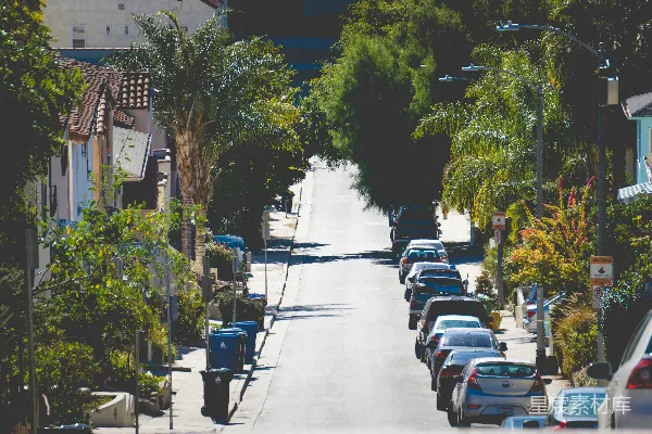 夜间路边停放的车辆