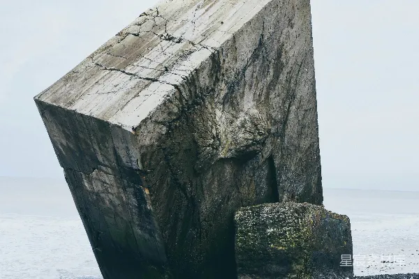 高清摄影 海岸上的灰石碑