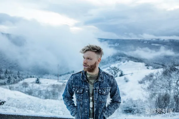 站在雪山前的男人