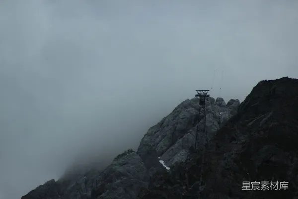 白天白Sky下的白马黑山