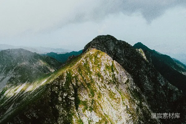 白天绿灰山间白云之中