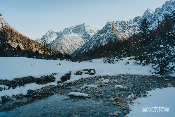 一条河流穿过一片雪覆盖的山谷