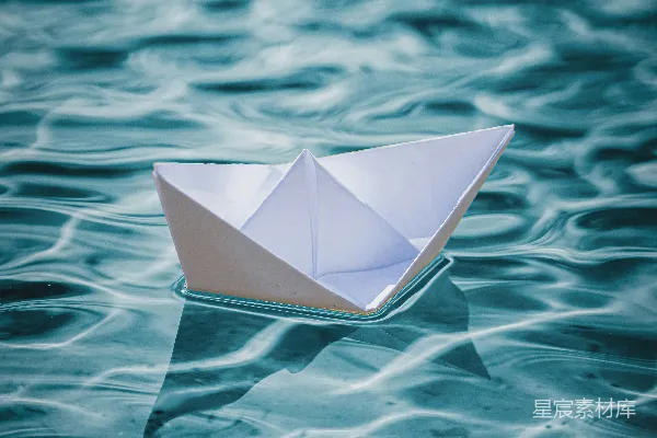 高清摄影 白纸船漂浮在水上