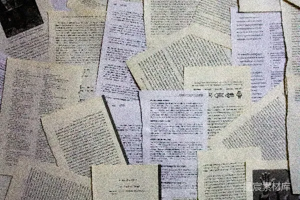 高清摄影 白色打印纸放在棕色木桌上