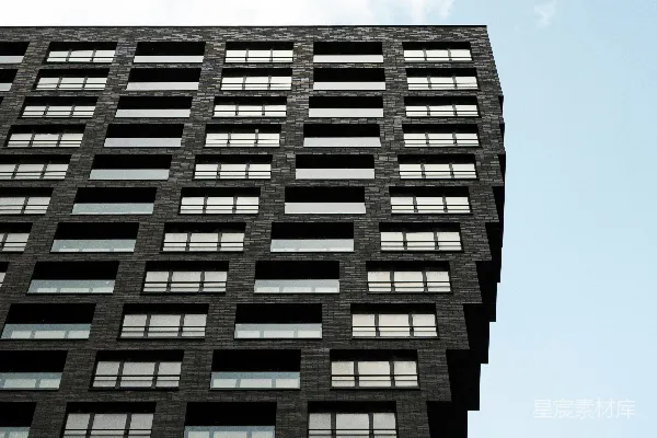 一座有很多窗户的非常高大的建筑