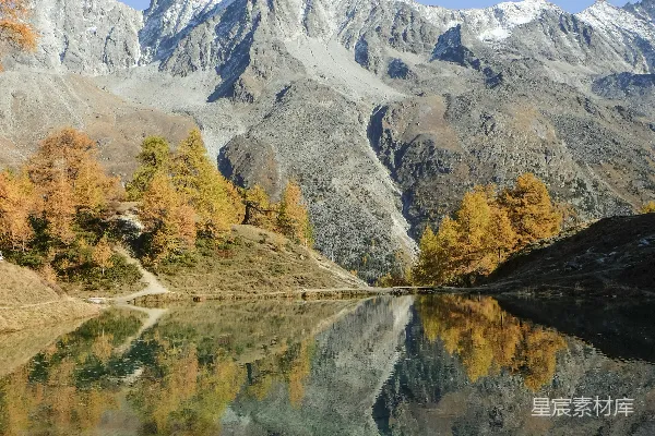山傍水边的灰山