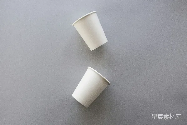 高清摄影 两个白色的塑料杯放在灰色的表面上