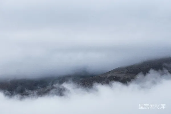云雾缭绕的山在阴天中的景象