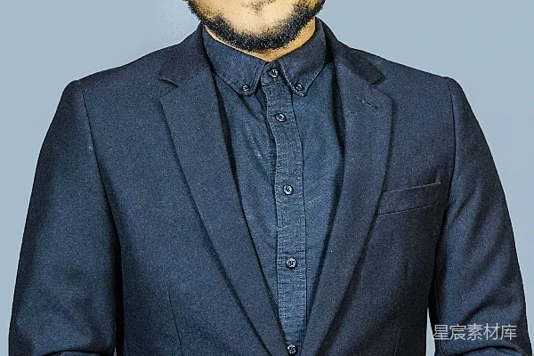 黑色西装上衣的男士戴着太阳镜