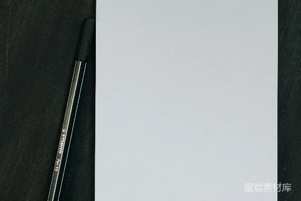 高清摄影 一支笔放在一张纸上。