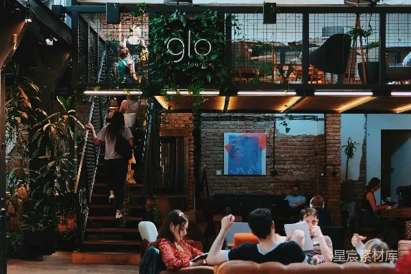 一群人在客厅里坐着