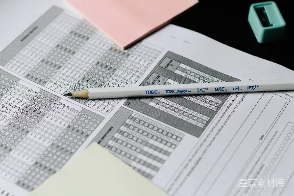 高清摄影 灰色和白色按钮的笔在白色打印纸上