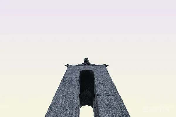 一座高大的塔楼位于天空背景下