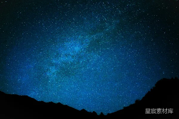 山间闪烁的星空