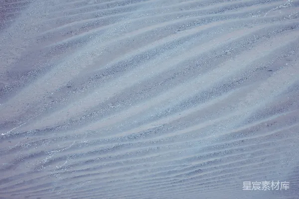 一个人滑雪沿着覆盖着雪的斜坡下滑
