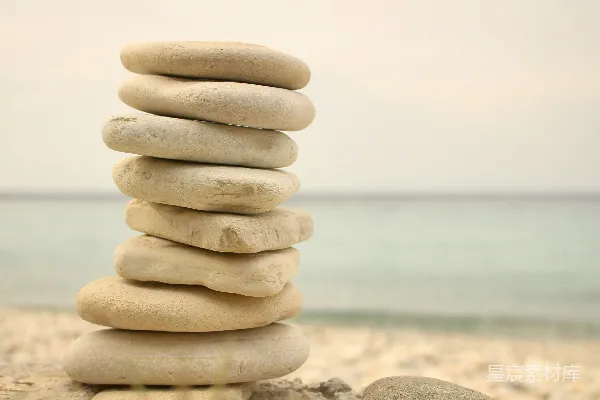 海滩上堆叠白石