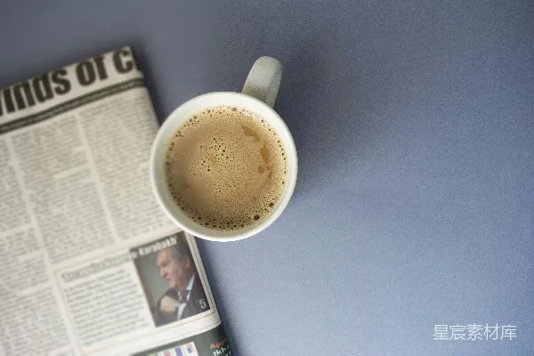 高清摄影 白瓷杯放在白色桌子上