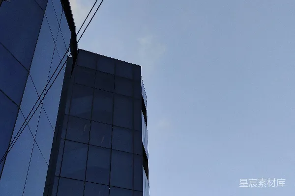 两座非常高的建筑相邻