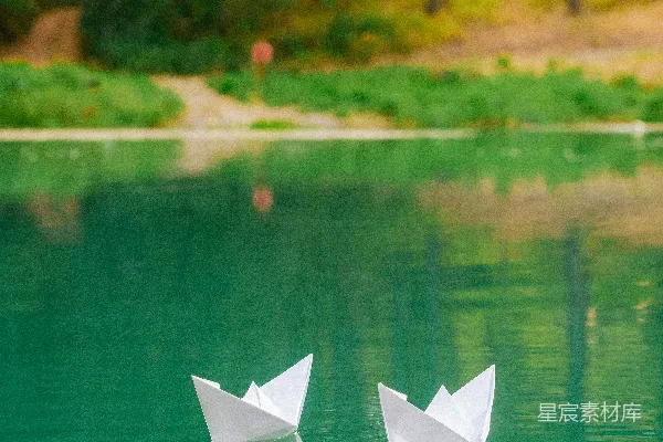 高清摄影 两只纸船漂浮在湖面上