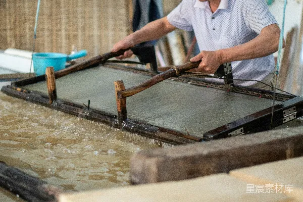 高清摄影 传统手工艺：水中的纸浆成型