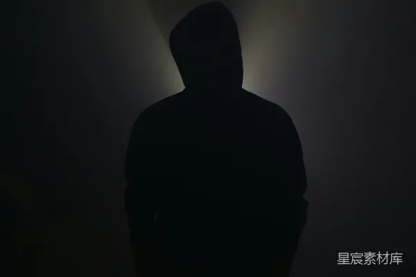 黑暗中伫立着一个轮廓鲜明的身影。
