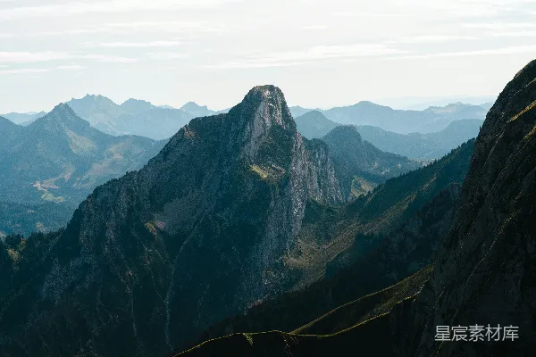 山顶上看的一片山脉景色