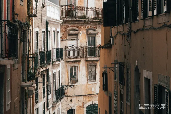 一条狭窄的街道，两侧是房屋和阳台。