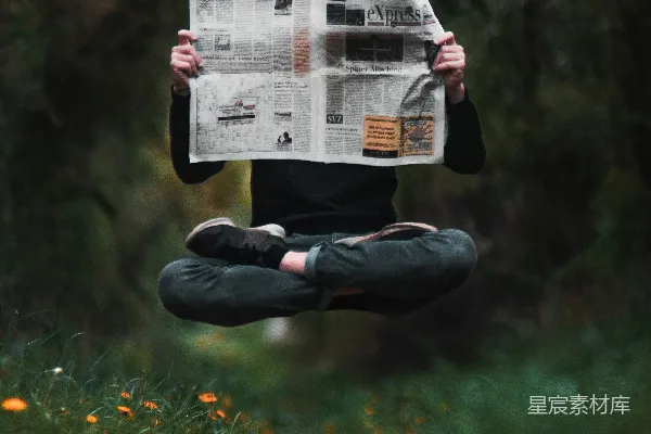 高清摄影 在白天，一个人手里拿着一张报纸。