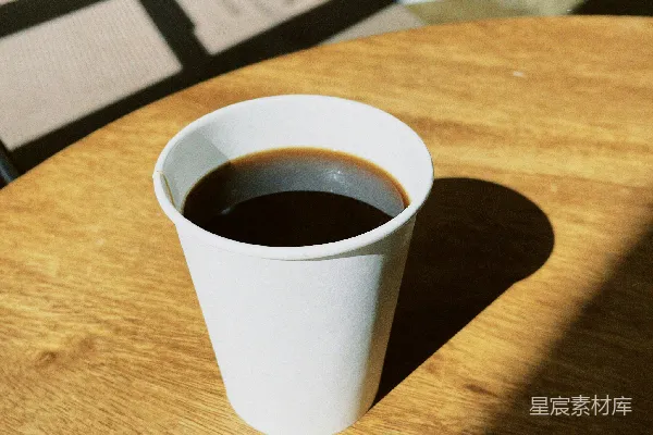高清摄影 一杯咖啡放在木制桌面上。