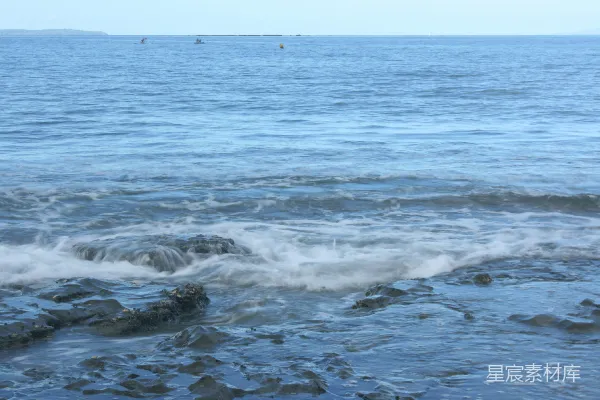 海浪拍打着岸边的岩石。