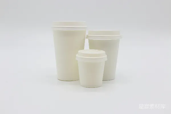 高清摄影 三个白色的一次性杯子
