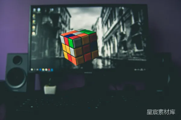 打开了一台平面屏幕的电脑显示器，上面显示着一个3x3的鲁比克魔方。