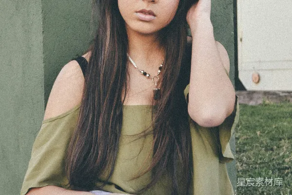 绿色吊带衫女子高举头发的POSE
