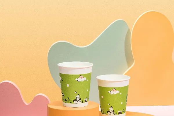 高清摄影 桌面上放着几杯。