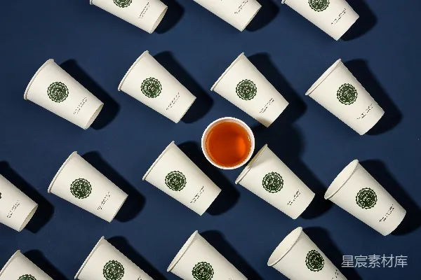 高清摄影 一杯茶周围有许多杯子。