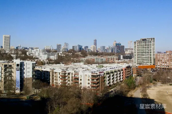 城市 skyline 包括公寓楼和树木。