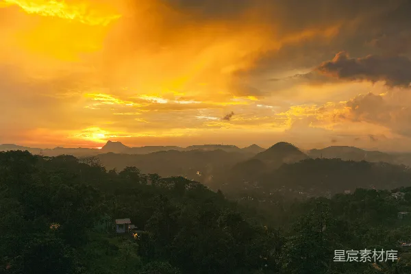 夕阳下的绿树与山峦