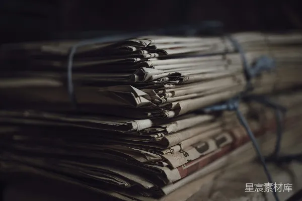 高清摄影 黑白相间的刷子在白色和红色的书上