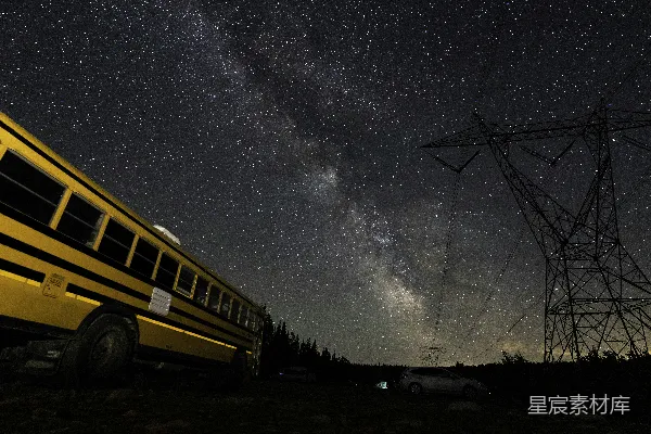 星空下的黄校车