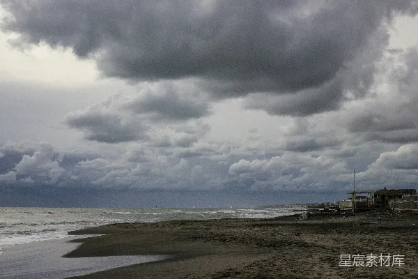 海上白云与黑云交错