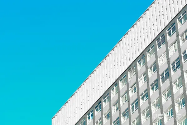 白天白混凝土建筑下的蓝天