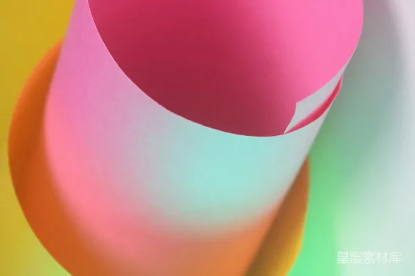 高清摄影 绿色背景的粉红和黄色纸张