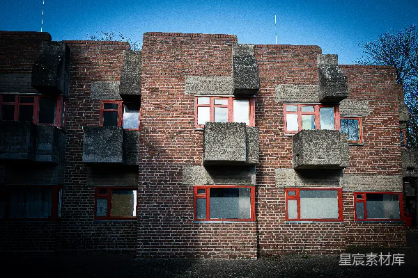 红窗框的粗野主义建筑